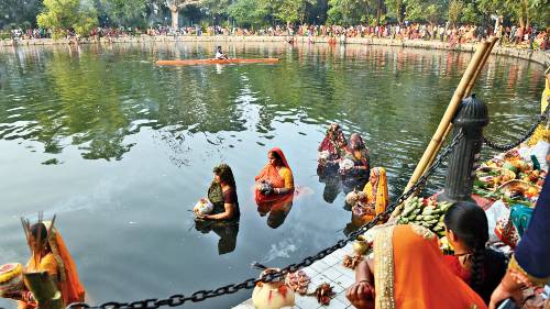 Chhath Puja rituals being performed at Rabindra Sarobar in 2018