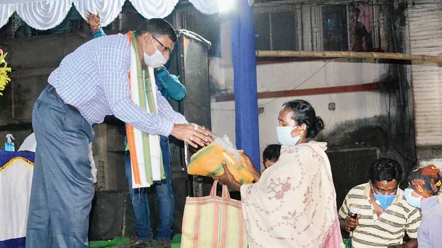 A member of Sebadal at Amtala in South 24-Parganas felicitates an Asha worker on Monday. Every year, a cracker show and a musical soiree are among the main attractions of the Sebadal Kali Puja on the city’s southern  outskirts. This time, it was the felicitation of more than 50 “Covid-19 warriors” — doctors, nurses and Accredited Social Health Activists (Asha) workers. This year the cracker show and cultural programmes have been cancelled.  “Instead, we decided to say thank you to the frontline warriors against the virus,” an organiser said. Apart from felicitating the “warriors” on Monday, the organisers distributed clothes and mosquito nets to 150-odd people, including daily labourers,  rickshaw-pullers and  people living on footpaths.