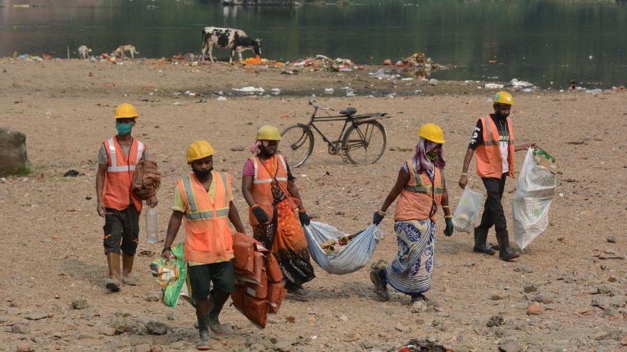 Workers deployed by JNAC cleanse Subernarekha Ghat at Sakchi in Jamshedpur on Wednesday