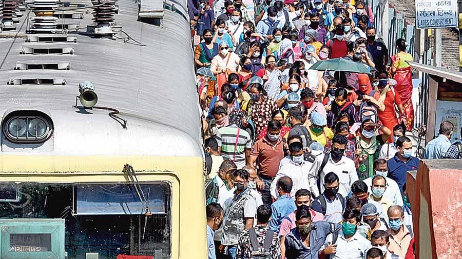 Crowds pour out of a train at Ultadanga on November 11, the first day that services resumed. 