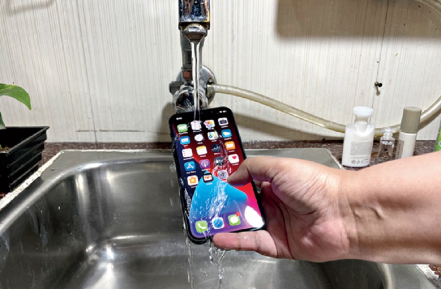 Splash, water and dust resistant: Rated IP68 (maximum depth of six metres up to 30 minutes)