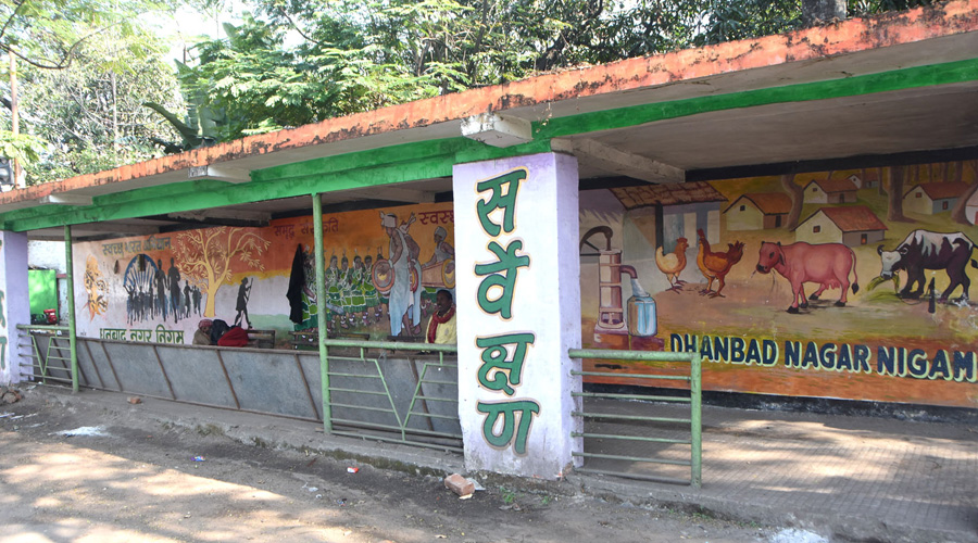 Painting and wall writing on cleanliness carried on by Dhanbad Municipal Corporation at Rajender Sarovar in Bekar Bandh, Dhanbad.