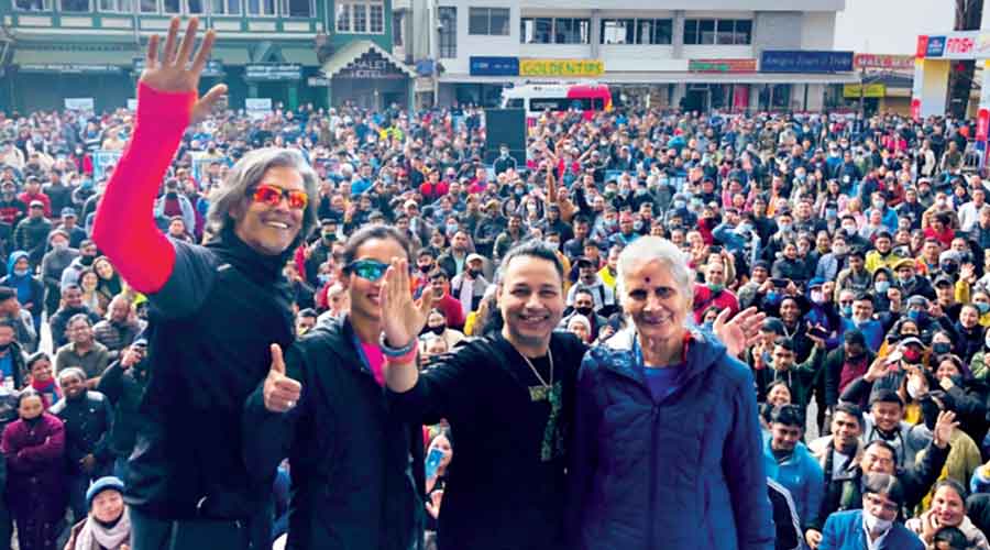 The cynosure at Sunday’s annual Darjeeling Hill Marathon was 81-year-old Usha Soman (right), actor and fitness promoter Milind Soman’s mother, who easily completed the 10km event. Usha was the oldest among the 2,000 participants at the marathon, organised by Darjeeling police in six categories. The picture above,  tweeted by playback singer Kailash Kher,  also shows Milind (left), his wife Ankita Konwar and Kher. 