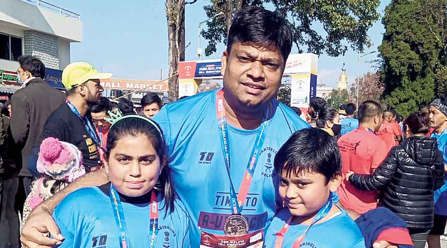 Businessman Narayan Goenka, who wants to shed  flab and get fit, with his son Namish Goenka, 9, and  niece Alivia Singhal, 11, at the run