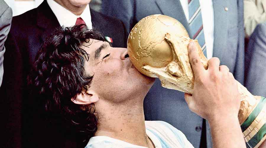 Maradona kissing  the World Cup on June 29, 1986