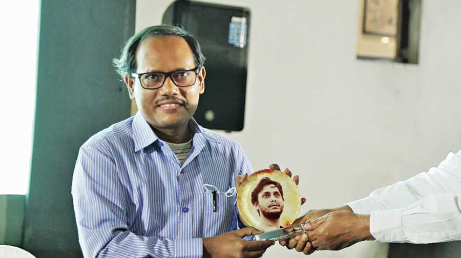 Visitors were asked to pen their tributes to Soumitra Chatterjee on a white board at the reception. Kaushik Pattanayak of East Enclave Housing Complex got a plaque for his poem which was adjudged the best