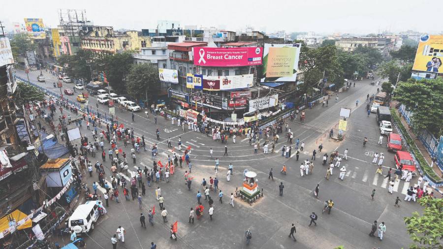 Strike fails to have impact - Shops and markets were open, pubs and restaurants welcomed customers and government and private offices bore little impact of the strike.