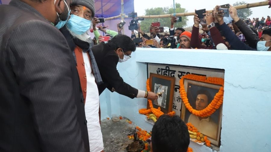  Hemant Soren pays tributes to Shaheed Sobran Soren.