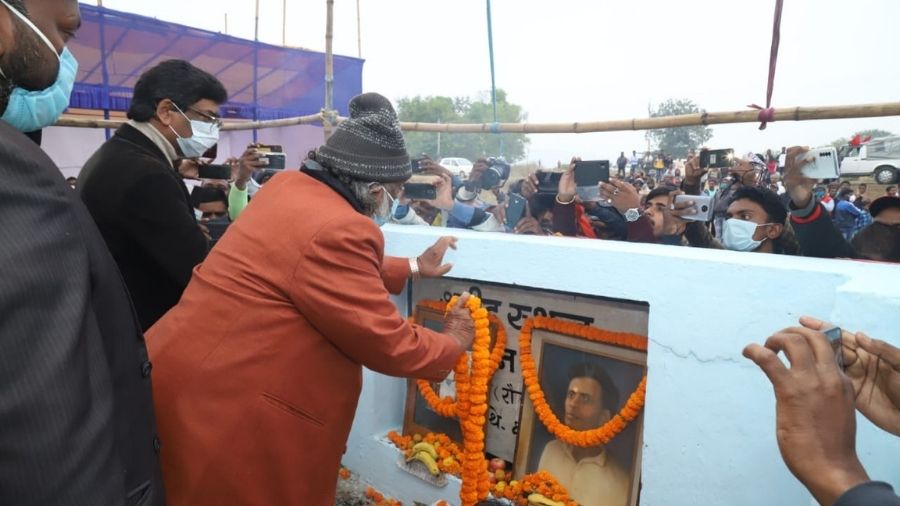 Shibu Soren pays his homage Sobran Soren on the occasion of his death anniversary.