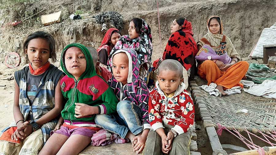 Children from Sujabad slum after being displaced.