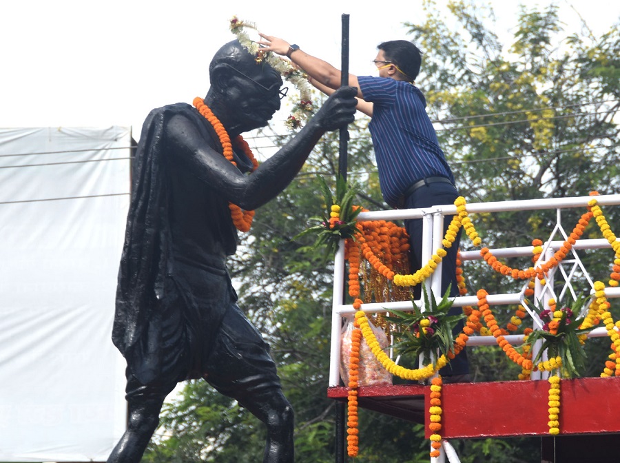Deputy Commissioner (DC) Dhanbad, Uma Shankar Singh paying homage to Mahatma Gandhi’s statue on the occasion of 151st Gandhi jayanti celebration at Gandhi Chowk near City Centre in Dhanbad today