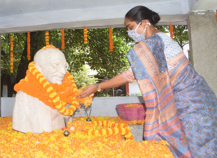 Jharia Congress MLA, Poornima Singh paying homage to Mahatma Gandhi on the occasion of 151st Gandhi jayanti celebration at Gandhi Seva Sadan in Dhanbad on Friday
