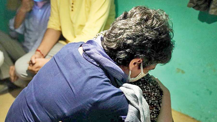 Yogi yields, Congress team meets family