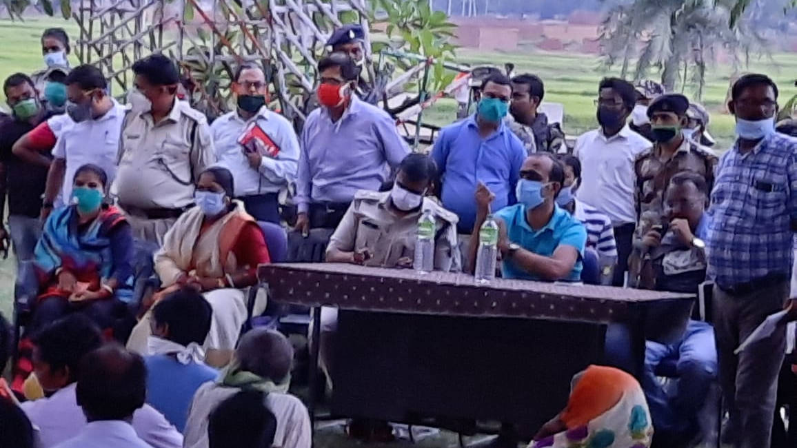  Deputy commissioner Aditya Kumar Anand (blue tshirt) and superintendent of police Karthik S talks to agitators in Barkagaon on Monday. 