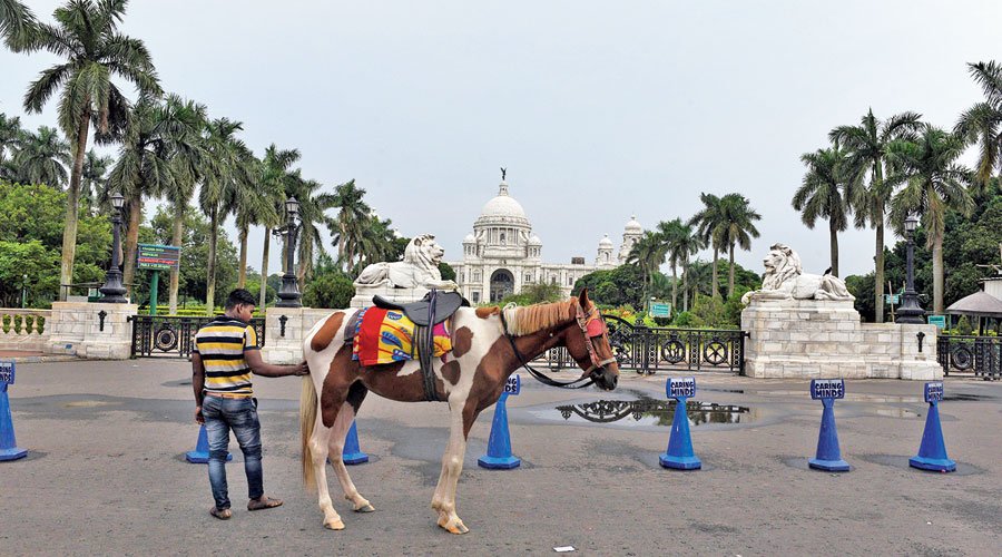 The empty northern gate of Victoria Memorial