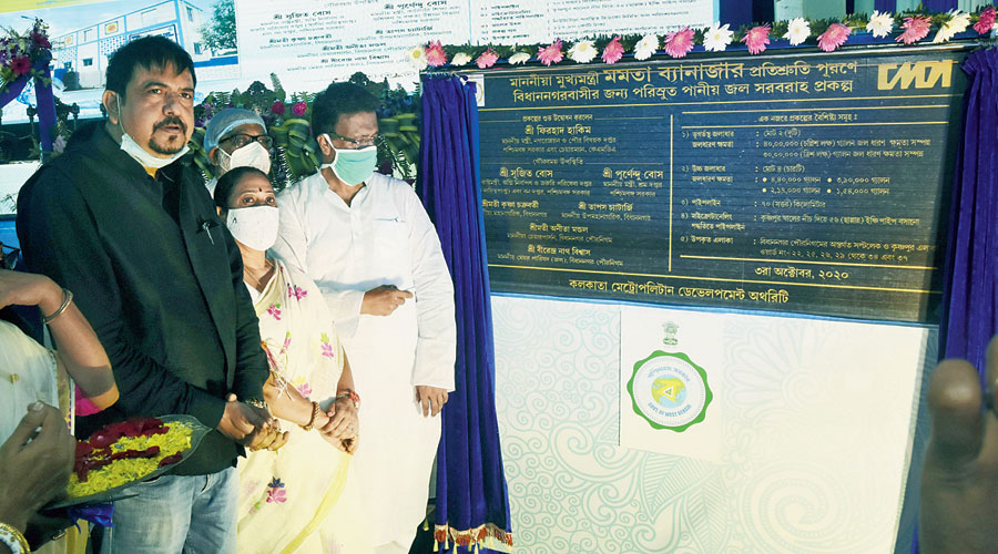 (From left) Minister and local MLA Sujit Bose, mayor Krishna Chakraborty and minister Firhad Hakim at the inauguration of the purified drinking water project on Saturday. 