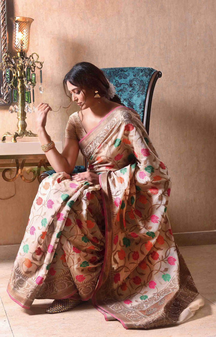 5. The red bindi gave the touch of Bangaliana to the cotton minakari Benarasi. And, the flowers a festive vibe. “It’s traditional with a twist of the modern and you can team it with any jewellery,” said Mitali.