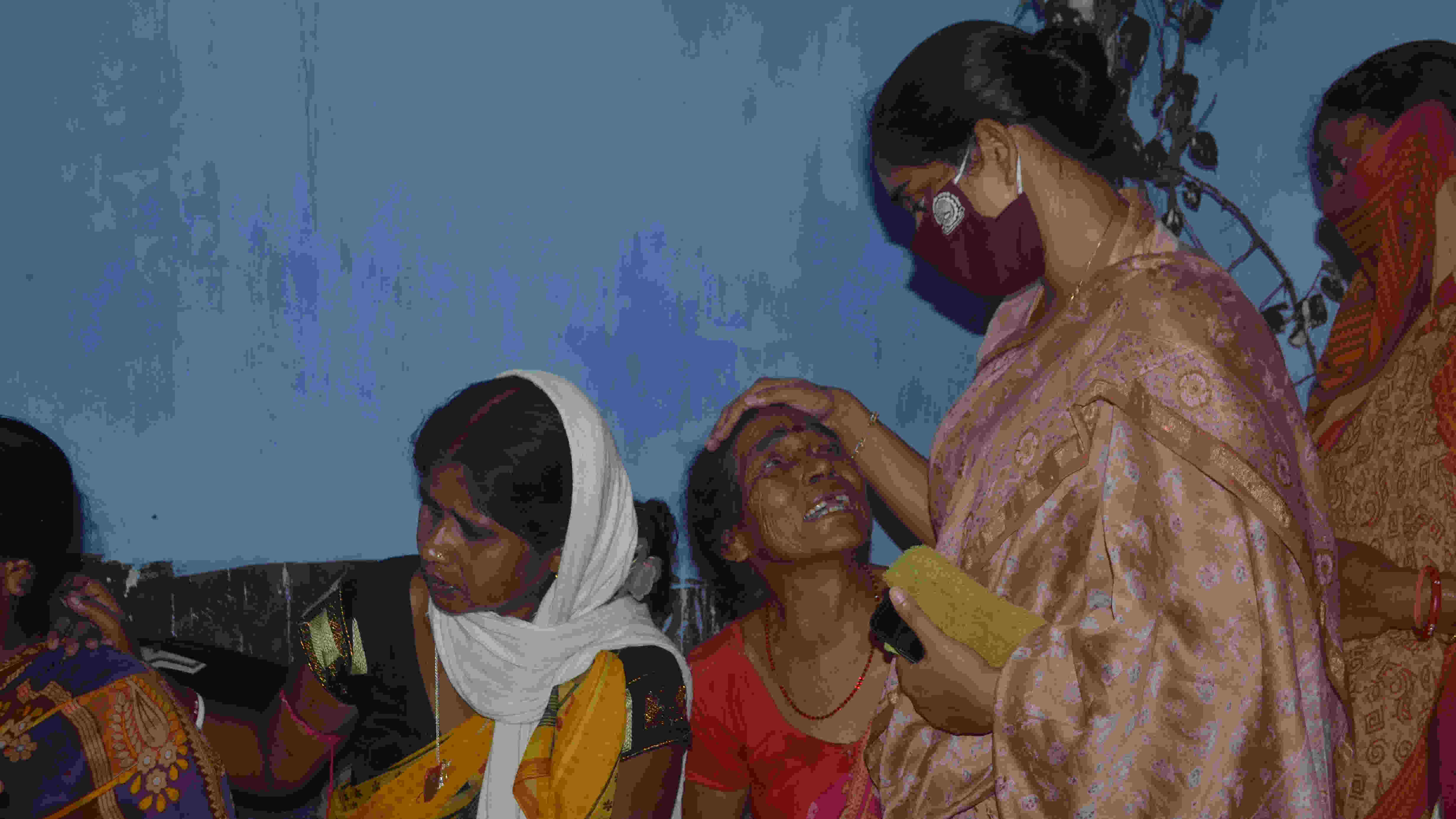 Jharia MLA Purnima Niraj Singh consoling a family member of the deceased.