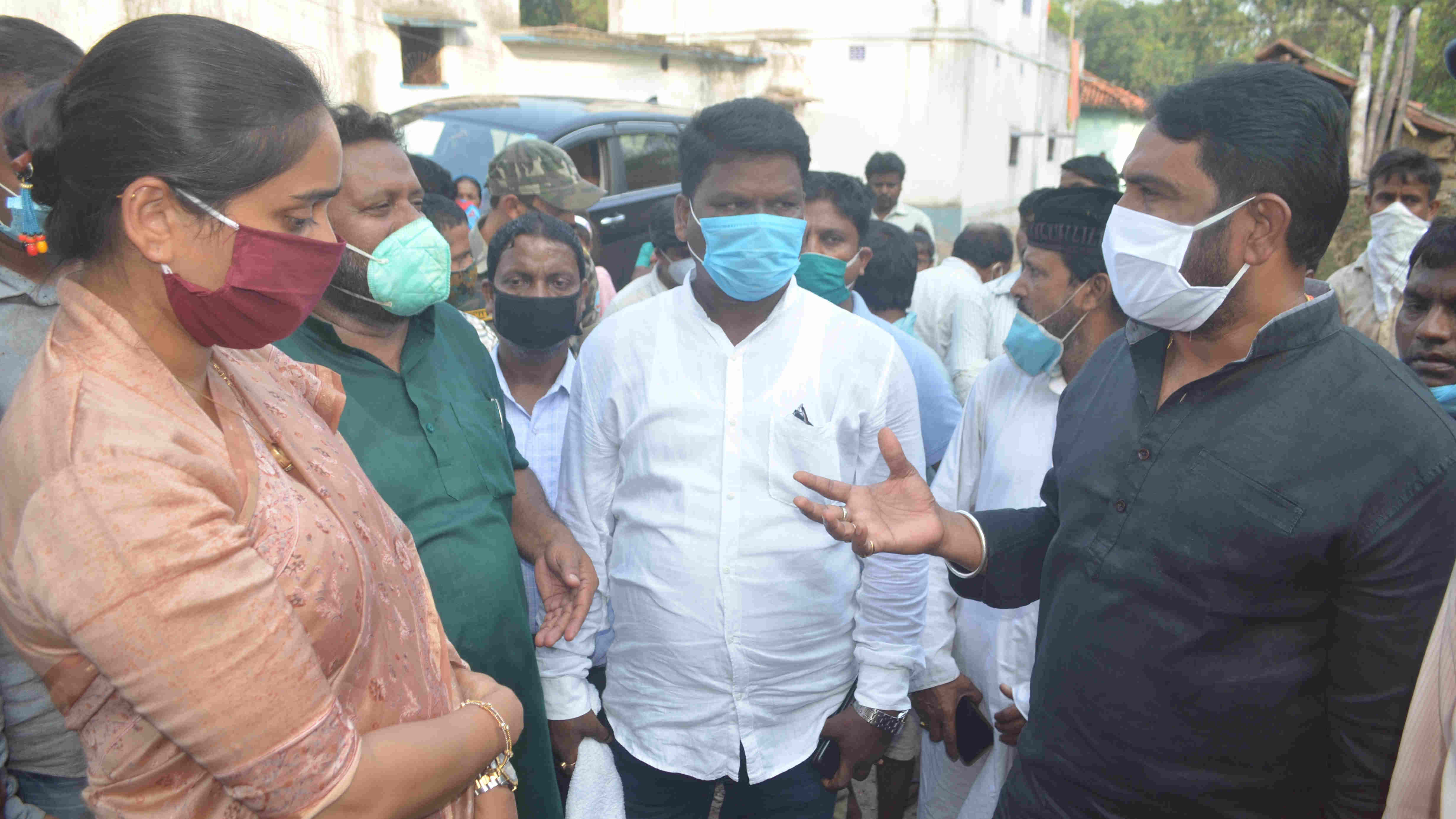 Jharia MLA Purnima Niraj Singh interacts with JMM General Secretary Vinod Pandey (in black shirt).