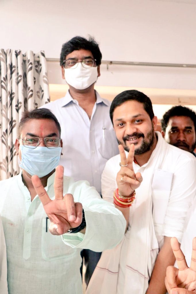 Chief minister Hemant Soren with Basant Soren (seated, left) and Kumar Jaimangal, party candidates for Dumka and Bermo respectively.