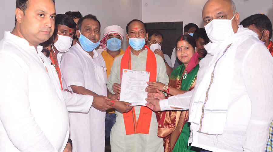 Former Dhanbad Mayor Chandrashekhar Agarwal (in right) along with BJP leaders of Dhanbad hand a memorandum to Raghubar Das