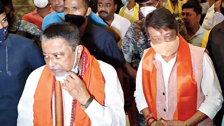 BJP leaders Mukul Roy (left) and Kailash Vijayvargiya  in Siliguri on Sunday
