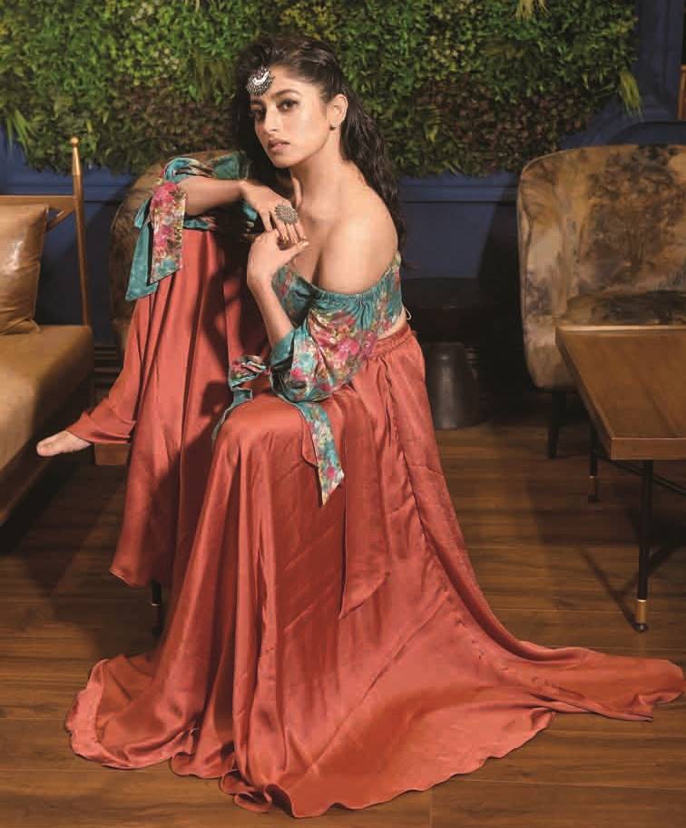 1. Festive warm is this Fanush by Roja printed Chanderi top and form-flattering satin skirt. Wear it for a day party and accessorise with a maangtika for a gorgeous evening look. We loved this piece from Karishmaz. The eyes were half smokey black and the lips pale. The hair was braided on one side and left open on the other.