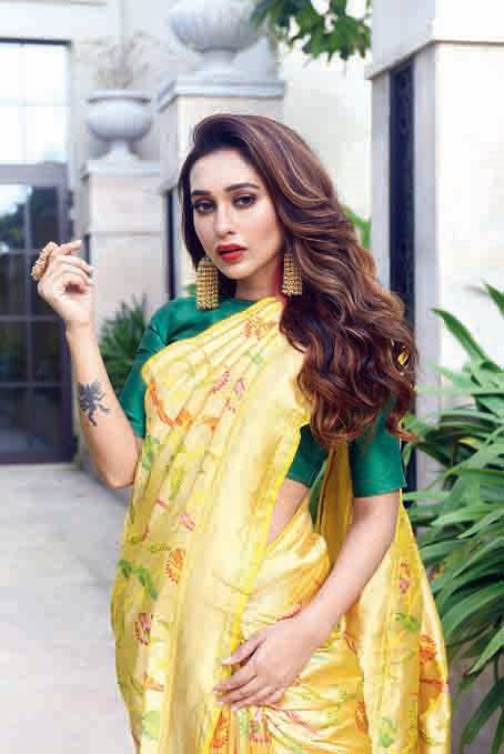 2. Mimi said she loved her saris and with this Baagicha sari by Mitan Ghosh, a handcrafted pure katan silk chauthera weaved jaal paithani Benarasi, she slipped into a glam mode. The high-neck green blouse was a nice contrast. The eyes were slightly intensified and the jhumkas upped festive feels.