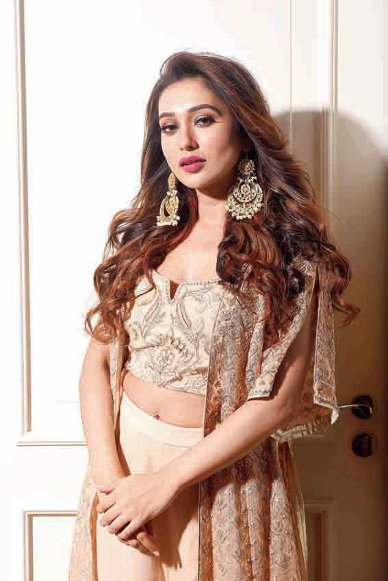 4. Mimi was a picture of subtle elegance in this Tarun Tahiliani long jacket in tulle with velvet applique detailing, resham embroidery and pearl highlights, teamed with an embroidered bustier and palazzos. Full marks for both being high on comfort as well as style, Mimi chose this as a favourite too. The chaandbalis and open curls were complemented by peach-brown eyes and a pale coral mouth.