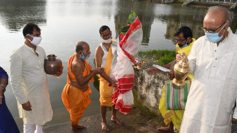 Deshapriya Club members perform kola bou puja at Line Tank Pond in Ranchi on Friday. 