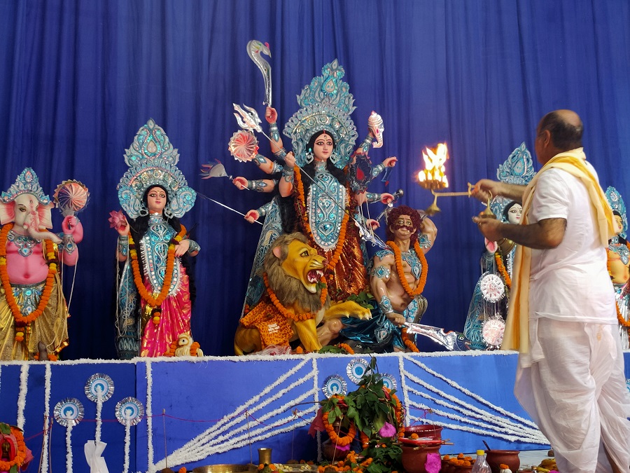 Priest performs Maha Arti at Deshpriya Club.