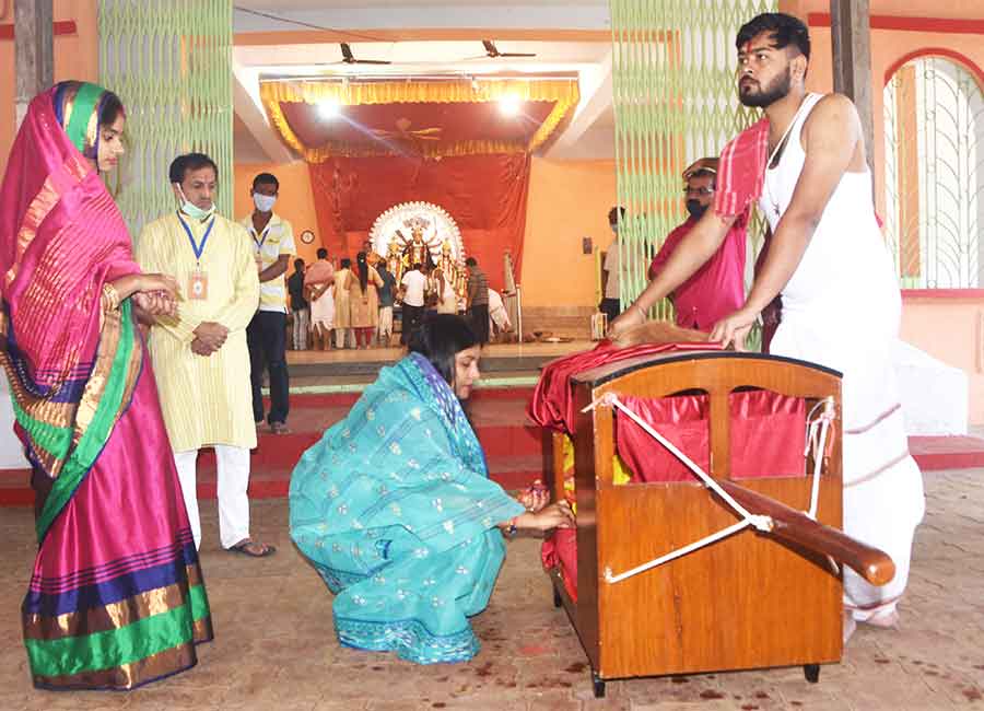 Devotees perform “baran” to the palanquin on Bijoya Dashmi at Hirapur Harimandir Saradiya Sammilani in Dhanbad on Monday