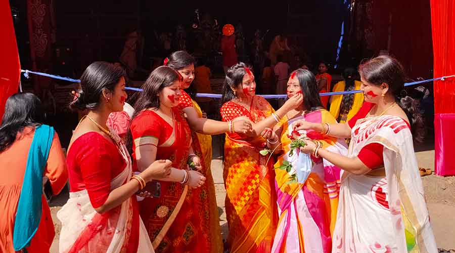 Devotees during the Sindur Khelaat Deshpriya Club Tharpakna.
