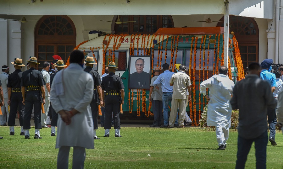 A hearse van carrying the mortal remains of former president Pranab Mukherjee prepares to leave for Lodhi crematorium from his residence for last rites, in New Delhi on Tuesday.