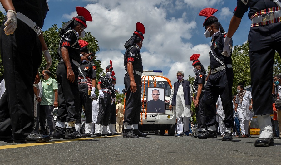 Army personnel pay tributes as mortal remains of former president Pranab Mukherjee being taken to Lodhi Road crematorium from his residence for the final rites, in New Delhi on Tuesday.