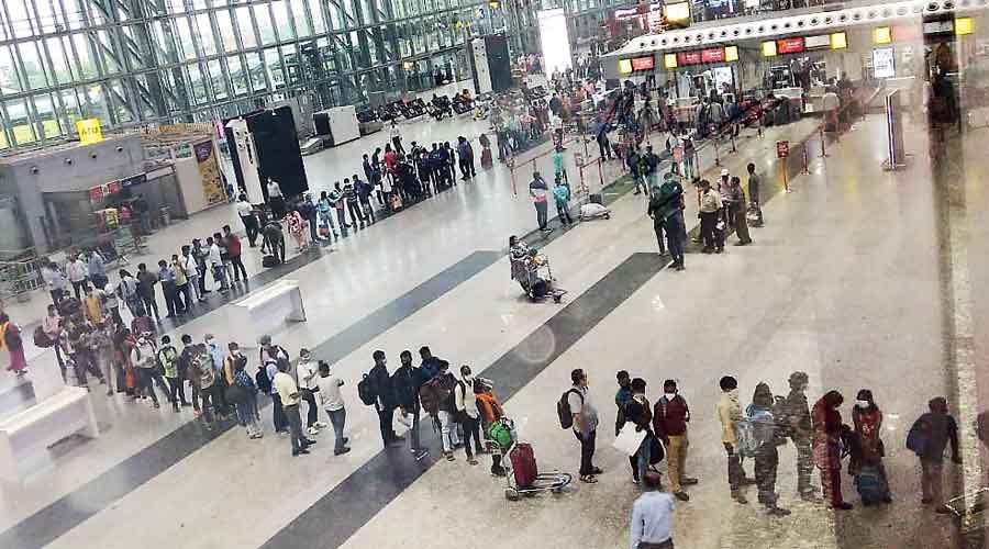 Chaos as 6-city flights resume -Fliers wait in queues, miss flights