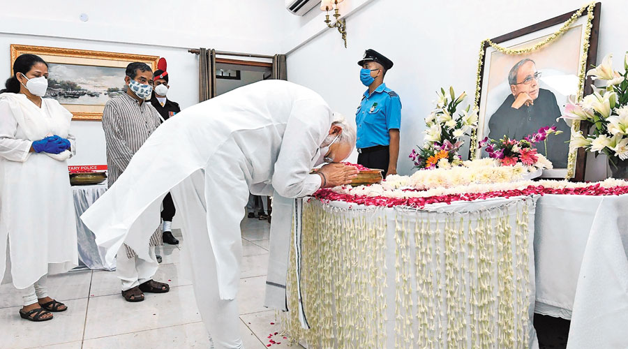 Prime Minister Narendra Modi pays his last respects to former President Pranab Mukherjee in New Delhi on Tuesday