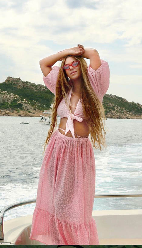 Vacay goals: When it comes to vacay photographs, Beyonce owns it too, thus leaving us craving for a vacay. We love how her holiday fashion is always so easy-breezy, simple yet stands out. This co-ords outfit stood out with the simple inclusion of a belly chain! Talk about accessorising right.