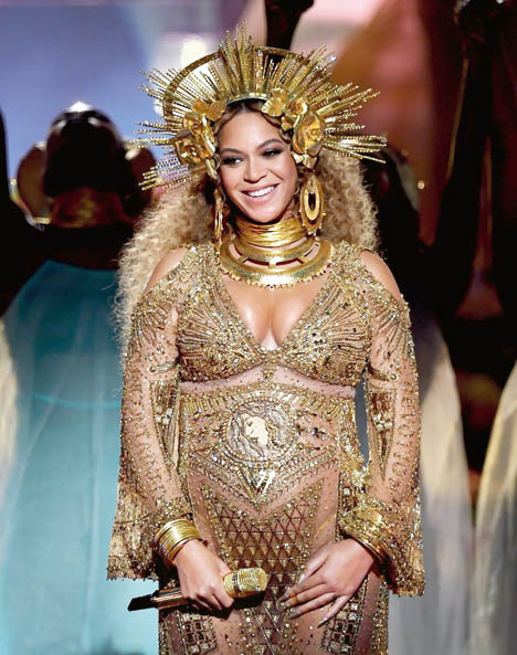 Performance Queen: When most celebs go into hibernation while they are expecting, Beyonce who was pregnant with twins shook the world looking like a vision in gold as she took the stage at the 59th Annual Grammy Awards and gave a jaw-dropping performance in 2017. We also love her other concert outfits which are mostly embellished bodysuits but this look was EVERYTHING!