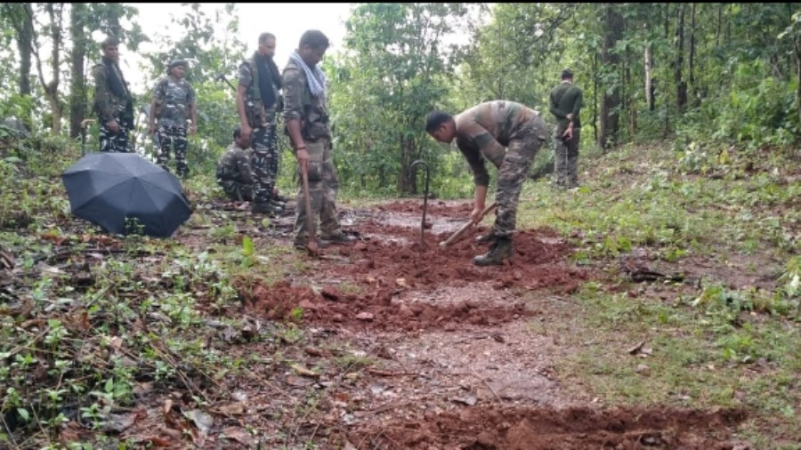 Paramilitary forces dig out IEDs in Goelkera jungle.