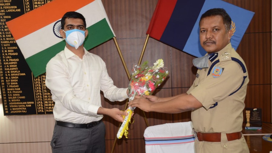 Akhilesh B Verior (left) offers a bouquet to Asim Vikrant Minz at the police headquarters in Dhanbad on Friday.