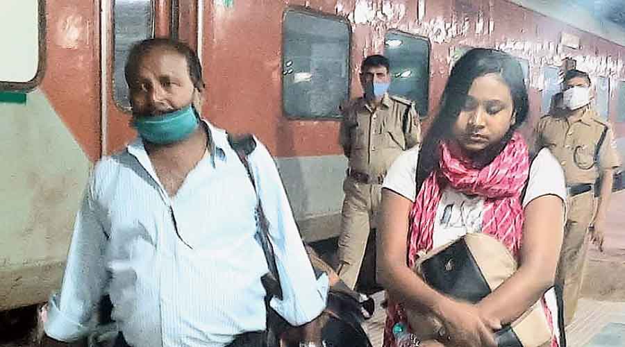 Ananya Choudhary with her father Mukesh Prakash Choudhary at Ranchi station on Friday
