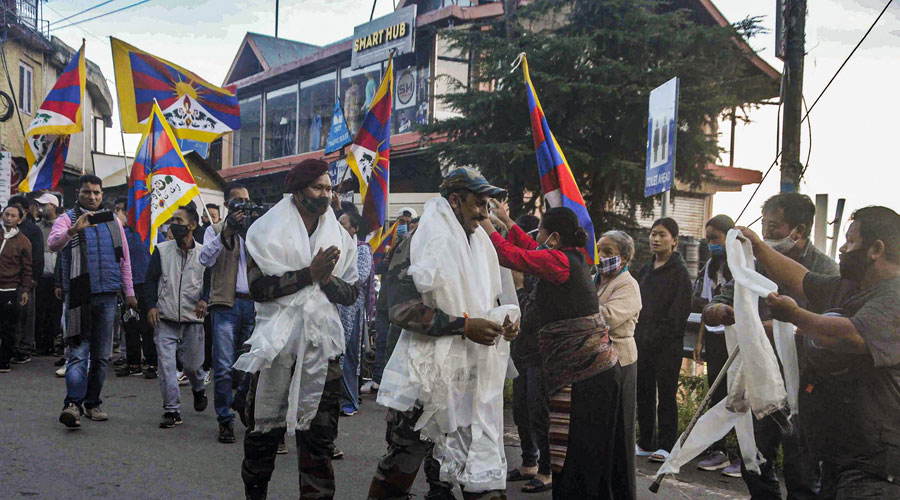 People belonging to the Tibetan community greet Indian Army soldiers on their arrival at Panthaghati Chowk en route to the LAC amid India-China border tension in Shimla.