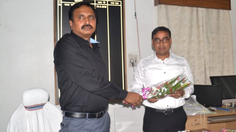 Dhanbad’s new subdivisional magistrate, Surender Kumar (right), being welcomed by outgoing SDM Raj Maheshwaram after taking charge in Dhanbad on Saturday evening. 