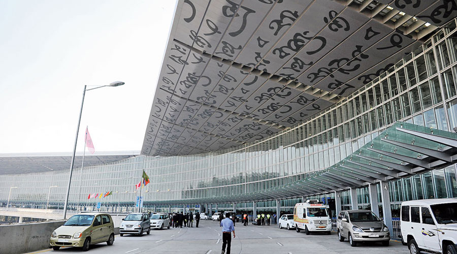 On Sunday, 16,350 passengers took flights out of Calcutta and 11,727 passengers arrived. 