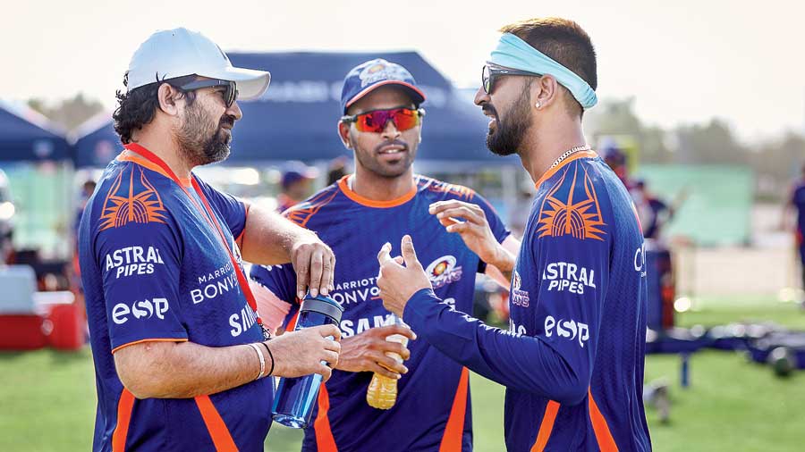 Zaheer Khan (left) speaks to Hardik Pandya and Krunal Pandya.