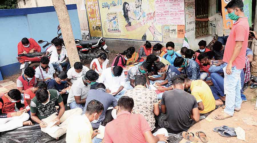 Students write to Modi for free phone, Net - Poor students from semi-rural and rural schools and colleges were becoming victims of the digital divide amid the pandemic