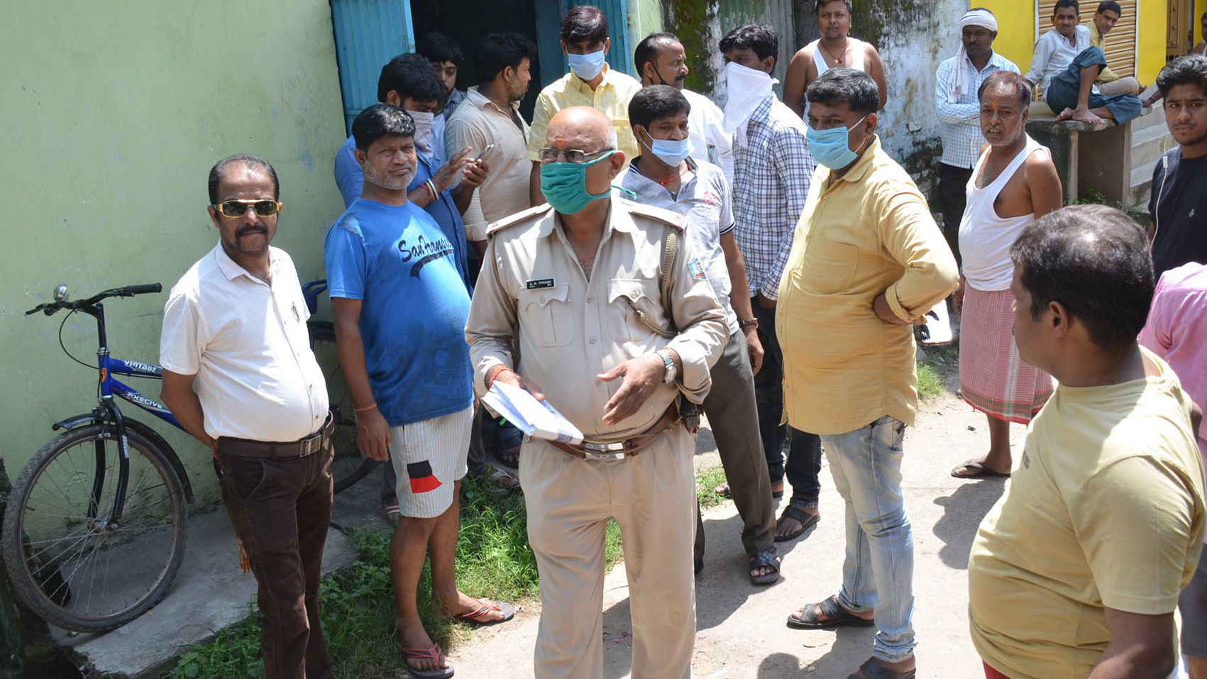 Police investigates the robbery at fish trader Bipin Shaw’s office at Dumariatand.