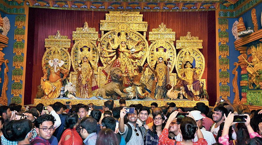 Buses for visiting community and family Durga pujas in Kolkata