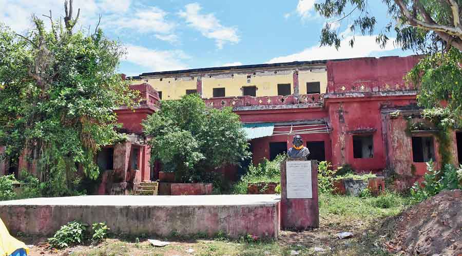 The crumbling Patherpuri house